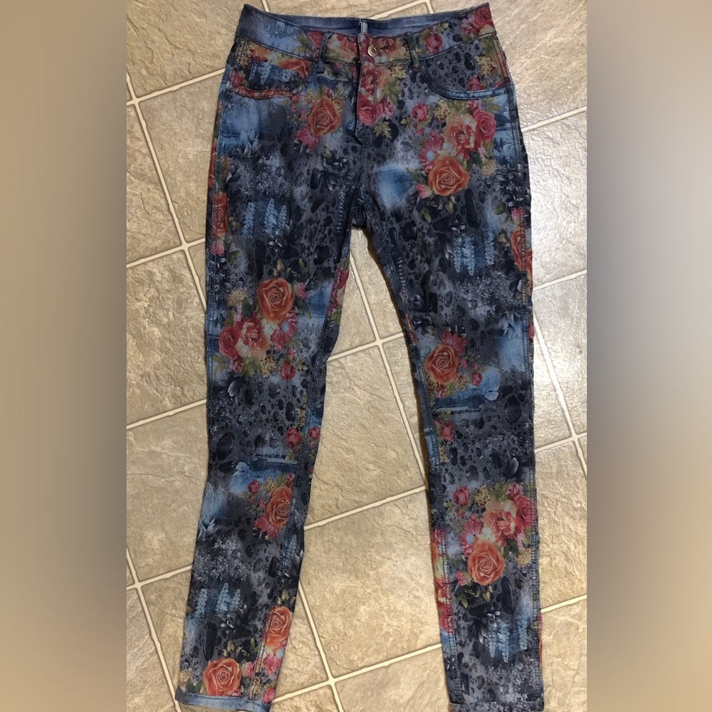 EUC Women’s Zac & Zoe Reversible Floral Print Denim Jeans